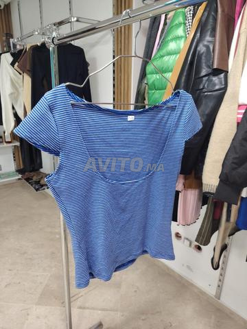 تي شيرت نسائي مخطط أحمر عصري - 2