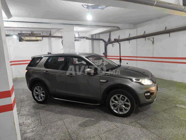 لاند روفر ديسكفري سبورت HSE Luxury الأولى