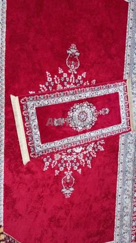 Tapis élégant avec carpette assortie, couleur rouge luxueuse