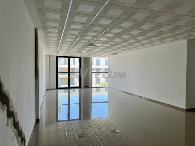 مكتب حديث للإيجار