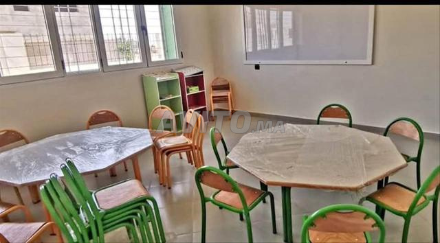 كرسي شبه معدني وطاولة خشب