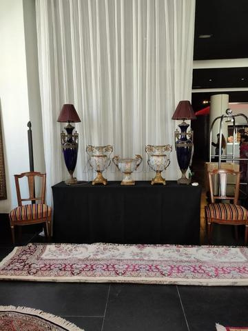 زوج رائع من المزهريات ذات الدرابزينات على طراز سيفر - 2