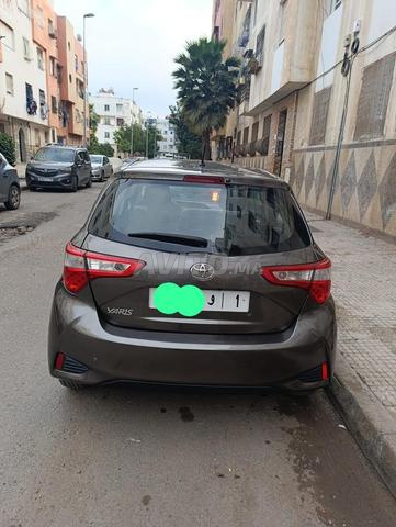Belle voiture Yaris Toyota, propre, neuve - 2