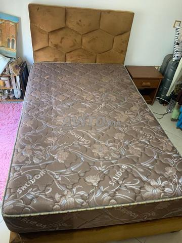 سرير مع مرتبة وتسريحة وطاولة بجانب السرير - 2