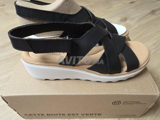 Sandale neuve noire en cuir marque Clarks