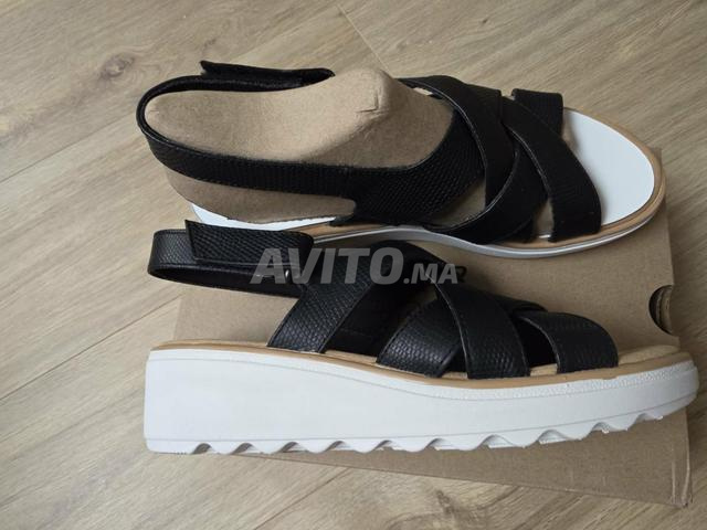 Sandale neuve noire en cuir marque Clarks - 2