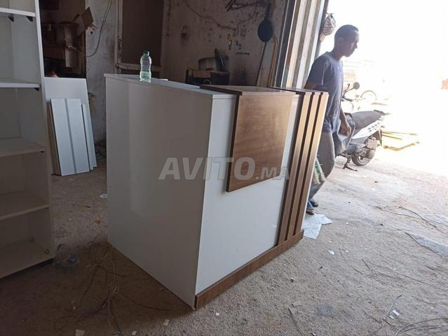 مكتب استقبال أنيق بإضاءة LED - 2