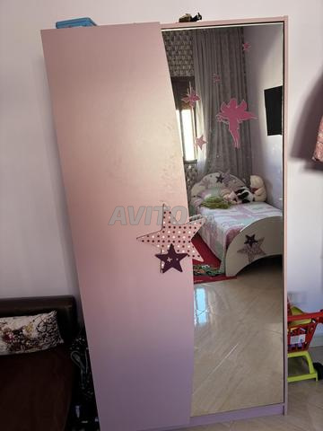 سريرين، طاولة بجانب السرير، خزانة للبيع. - 2