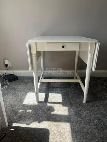 Bureau avec tablettes extensibles et passe-cables - 2