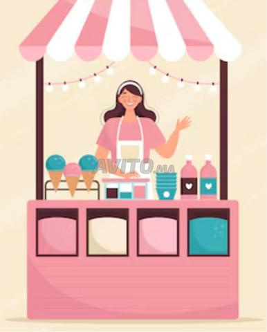 موظفة متعددة المهام في كشك حلويات