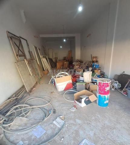 Local commercial sur la rue près de l'école privée