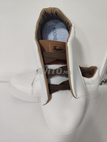 أحذية رياضية بيضاء رجالية مريحة بأربطة مطاطية مقاس 42.5 - 2