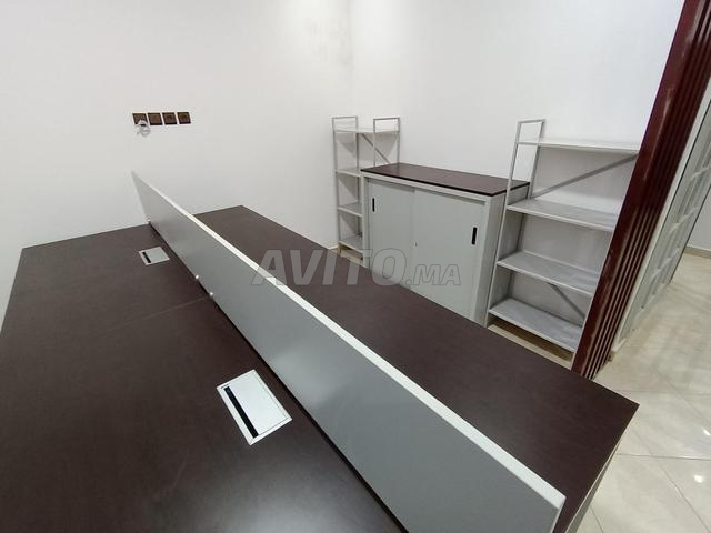 Bureau moderne et professionnel avec séparation