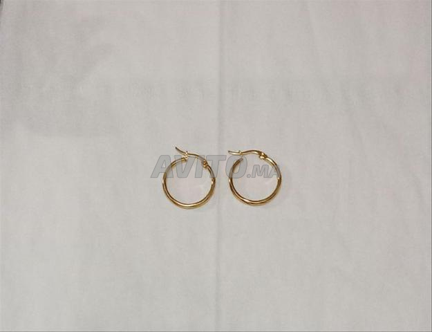 أقراط دائرية مطلية بالذهب