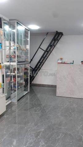 Local commercial aménagé avec une terrasse - 2