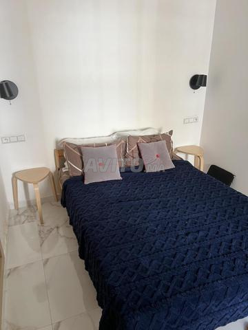 بيع سرير خشبي و 2 طاولات جانبية - 2