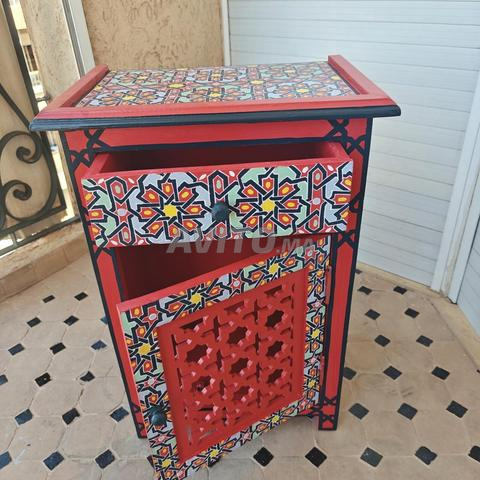 خزانة صغيرة مغربية حمراء بزخرفة - 2