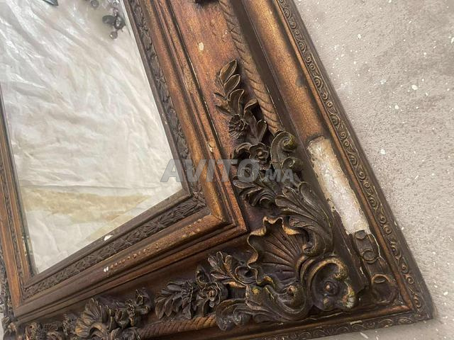 مرآة عتيقة مزينة بإطار خشبي منحوت مرايا - 2