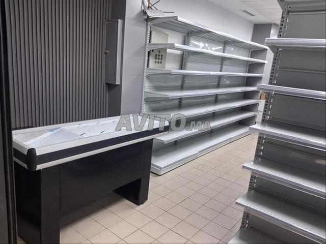 Gondole supermarché avec têtes de gondole