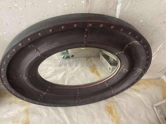 مرايا دائرية صغيرة بإطار جلدي أنيق - 2