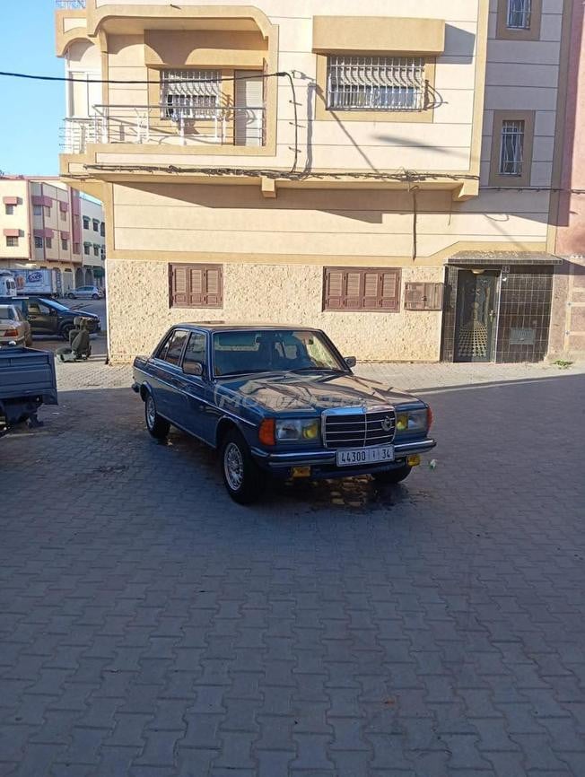 Mercedes-Benz 240 Diesel Automatique 1983 à Rabat