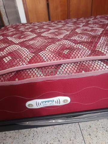 سرير حديد مشغول بنمط ياباني مع مرتبة جديدة - 2