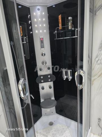 Cabine de douche bien équipée - 2