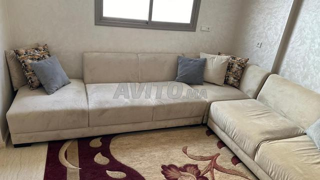 الأريكة مريحة وذات جودة، مصممة جيدًا وممتازة - 2