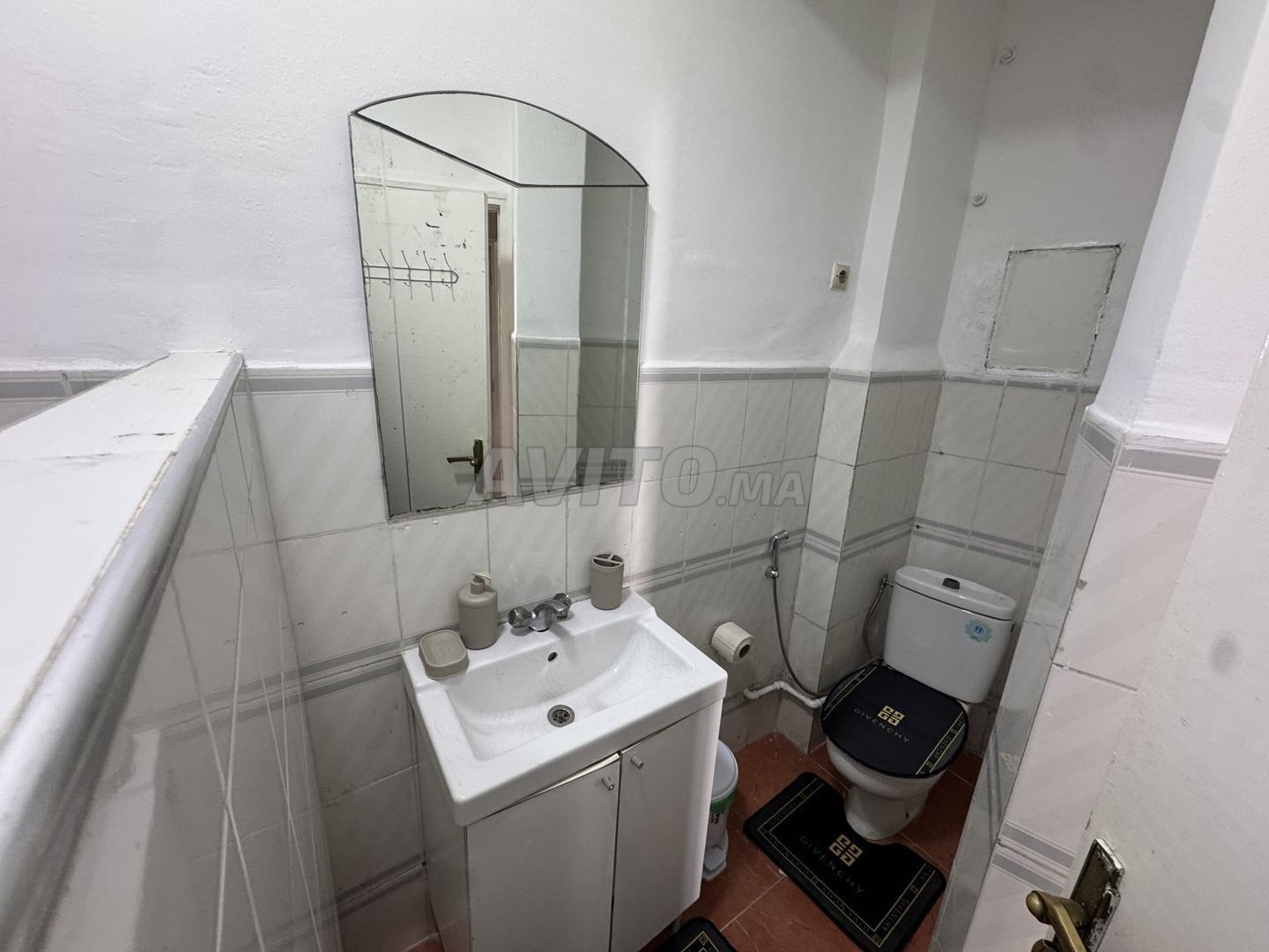 Appartement meublé à louer en centre-ville avec terrasse - image 2