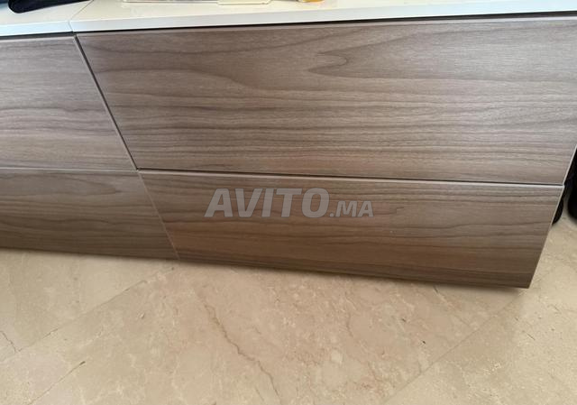 سرير ٢ طاولات بجانب السرير مرتبة - 2