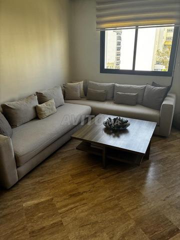 Salon en L couleur grège et table basse assortie