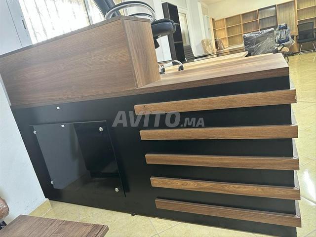 مكتب استقبال عملي يجمع الأناقة والوظيفة - 2