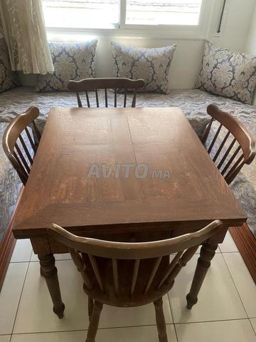 Table antique et 4 chaises.
