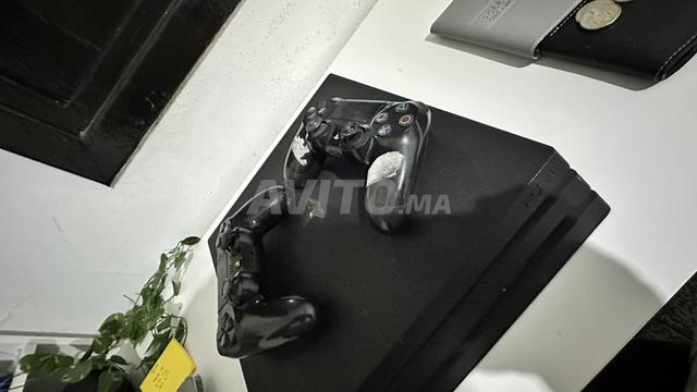 PS4 Pro 1 To avec 2 manettes originales - 2