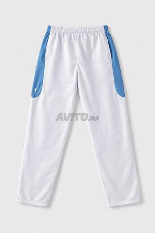 Pantalon blanc sportif avec côtés bleus