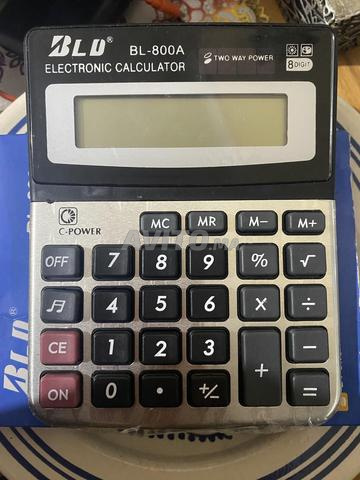 آلة حاسبة مكتبية موجهة للاستخدام التجاري