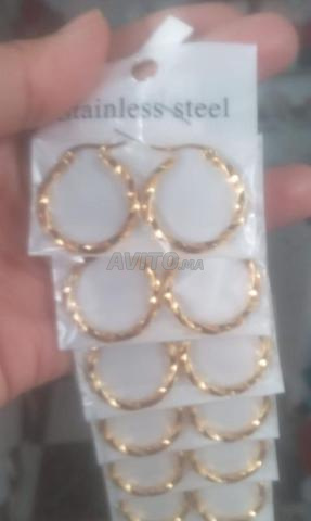 أقراط دائرية مطلية بالذهب