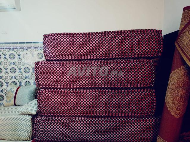 Couvertures avec petits et grands coussins, tapis et carpette - 2