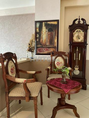 Ensemble table et 2 grandes chaises en bois massif