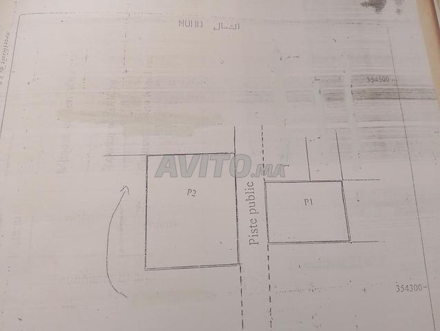 Terrain agricole traversé par une route publique - 2