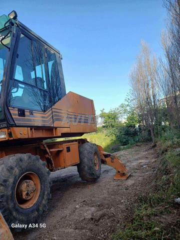 Poclain Case sur pneus en location