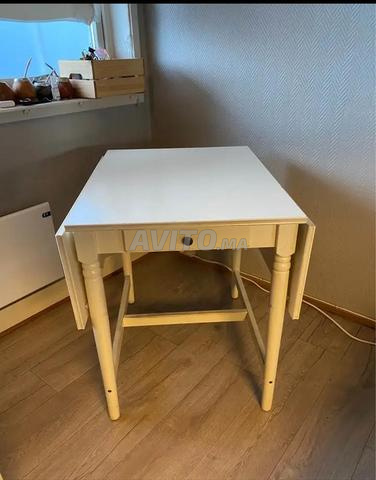 Bureau avec tablettes extensibles et passe-câble - 2