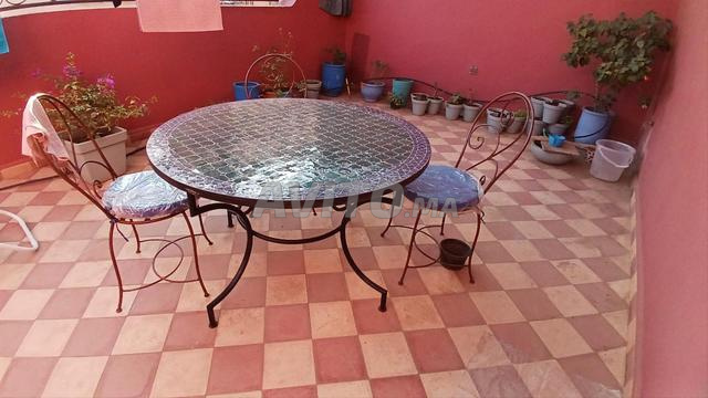 Table mosaïque 4 chaises et coussins bleus