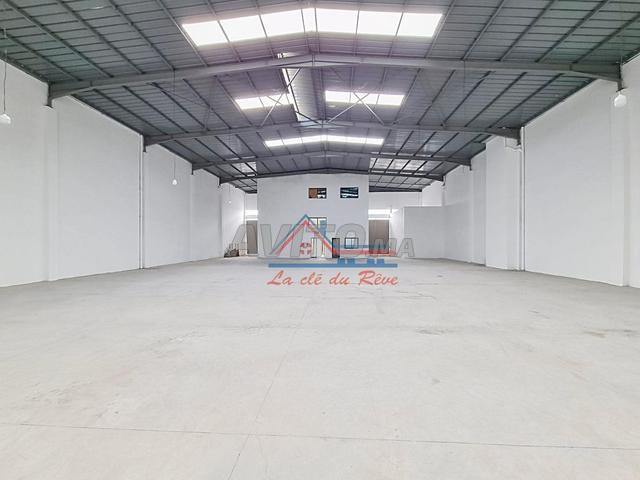 مستودع بمساحة 920 متر مربع بالمنطقة الصناعية سخيرات - 2