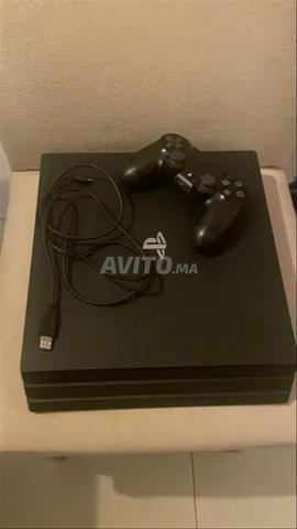 Pack PS4 Pro 1TB et deux manettes et VR PS4 - 2