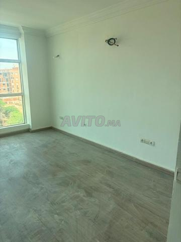 مكتب مع موقف سيارات - 2