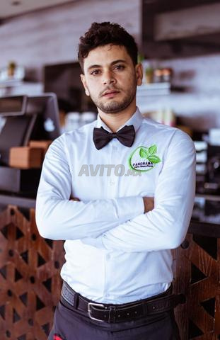 Je travaille comme serveur et cuisinier