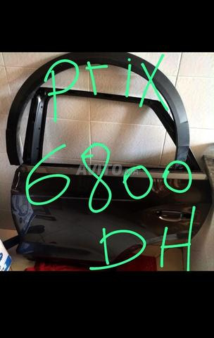 Porte arrière gauche T-Roc 2024 et enjoliveur de roue.