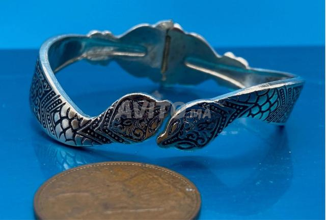 سوار كف فضي اللون مفصلي بتصميم ثعبان