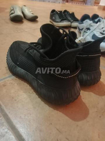 أحذية رياضية سوداء طراز ييزي - 2